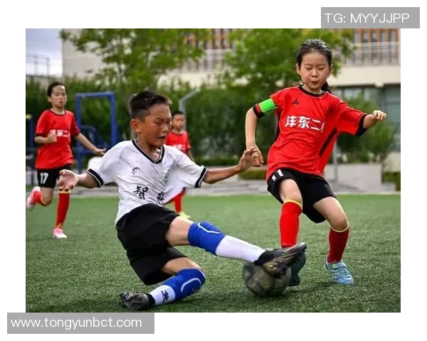 足球明星温情瞬间抱小孩展现父爱光辉与运动精神的完美结合 足球明星温情瞬间抱小孩展现父爱光辉与运动精神的完美结合